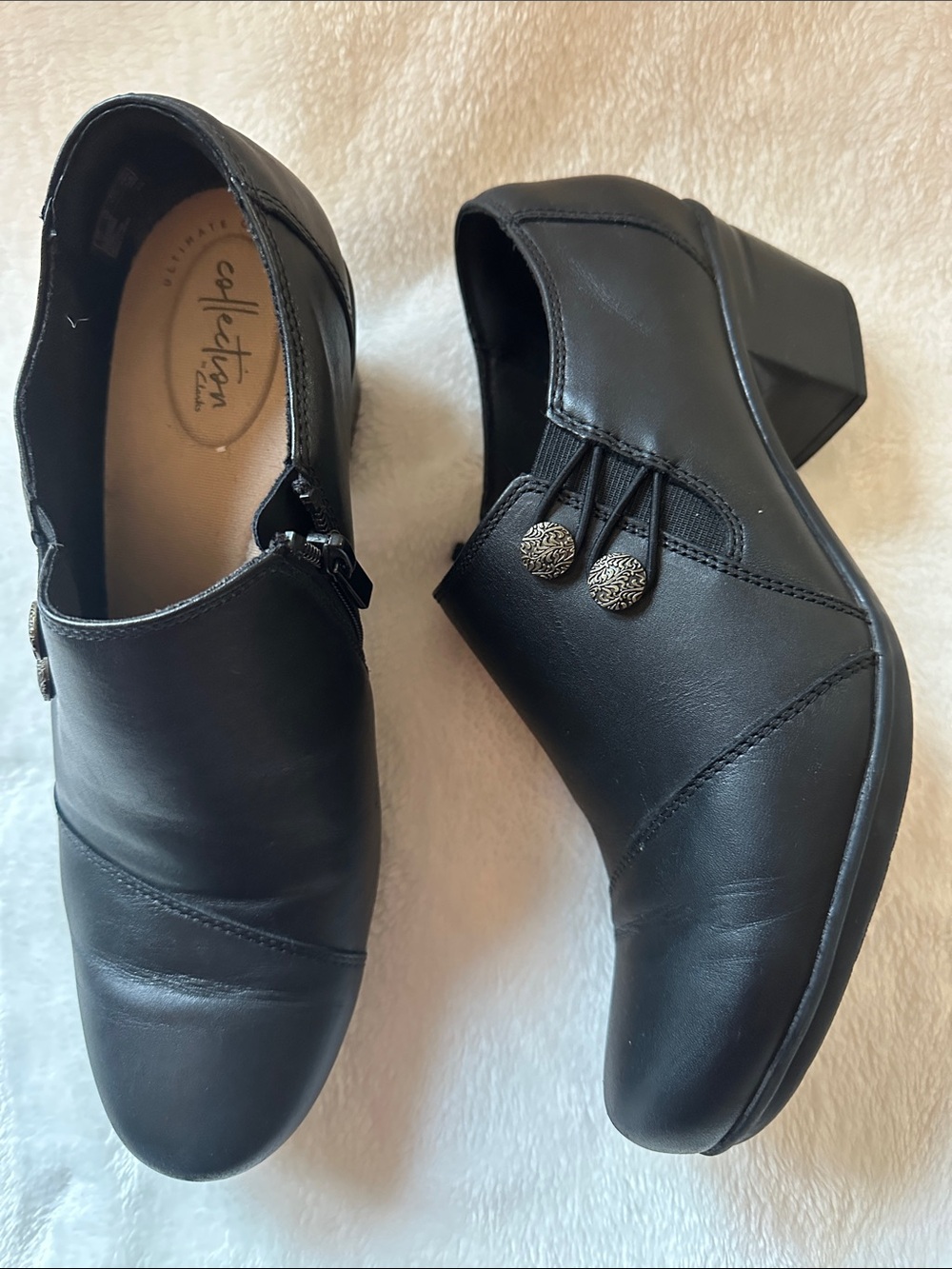 CLARKS COLLECTION Black Leather Ankle Booties with Decorative Buttons Sz10 Comfy